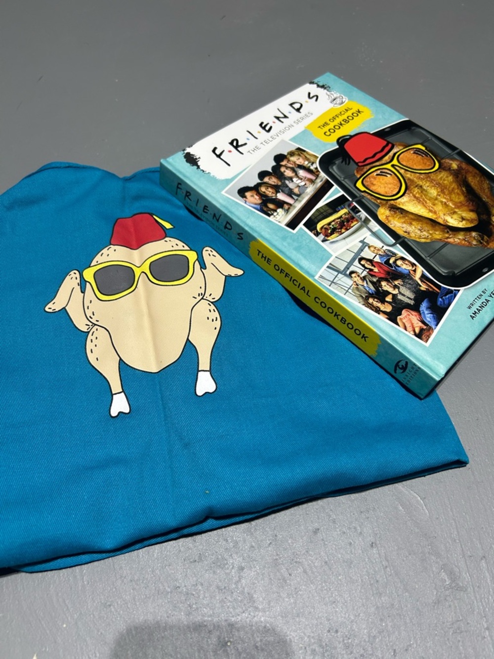 FRIENDS - The Original Hardcover Cookbook with Matching Apron Set (NEW)